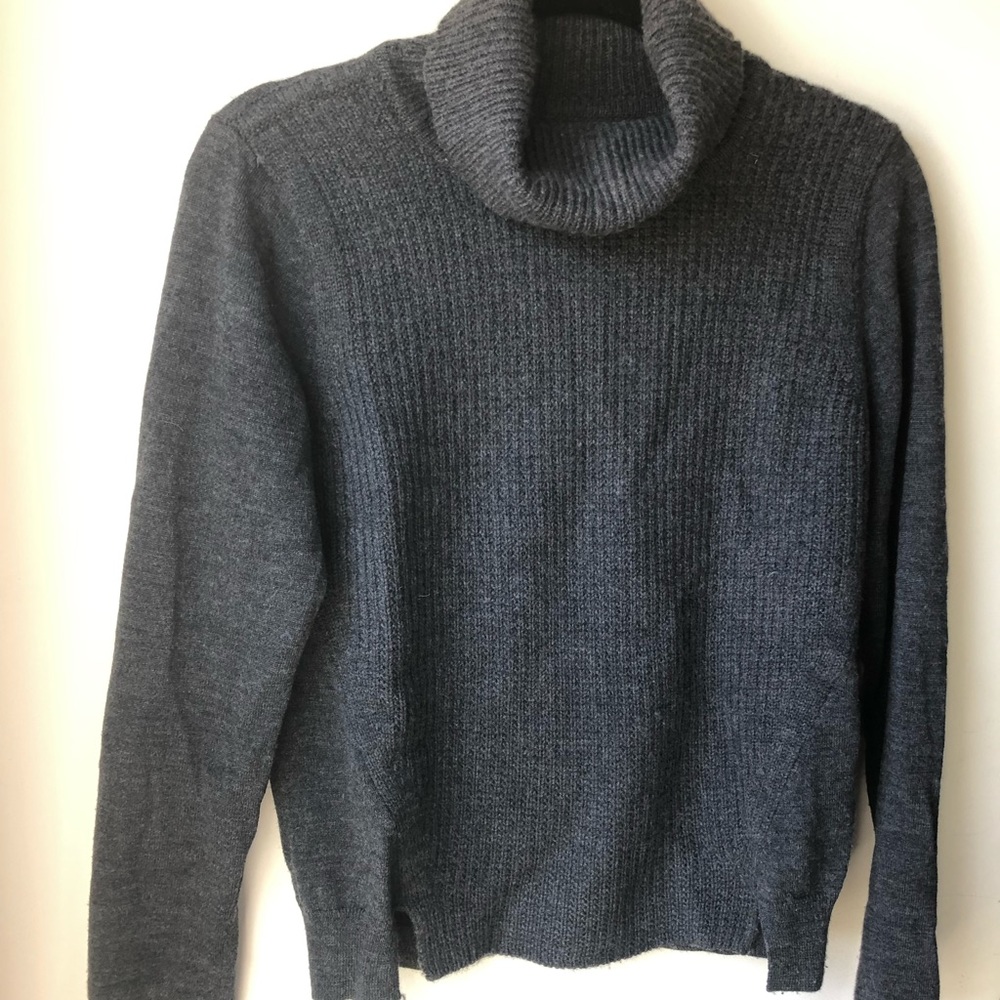 GREAT CONDITION! Tahari turtleneck sweater